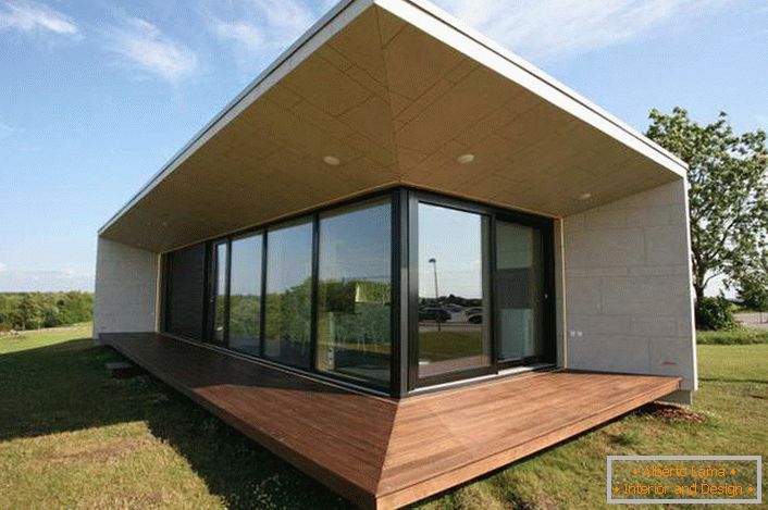 Casas modulares geralmente têm um design simples e descomplicado. Seu design parece elegante, e o design correto do pátio apenas enfatiza o refinamento do design. 