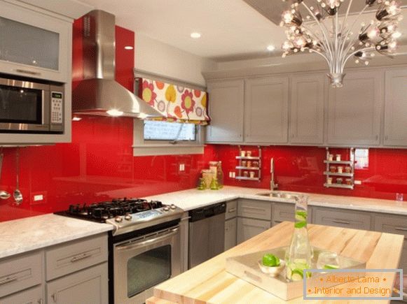Avental vermelho na cozinha