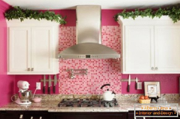 Paredes cor-de-rosa e móveis preto e branco na cozinha