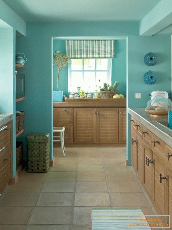 Cozinha com paredes e teto azuis