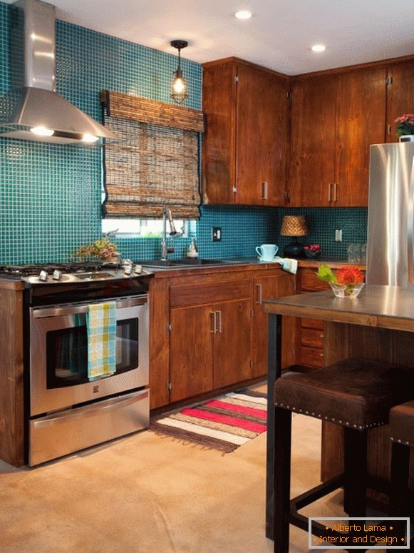 Cozinha em tons marrons e com azulejos turquesa