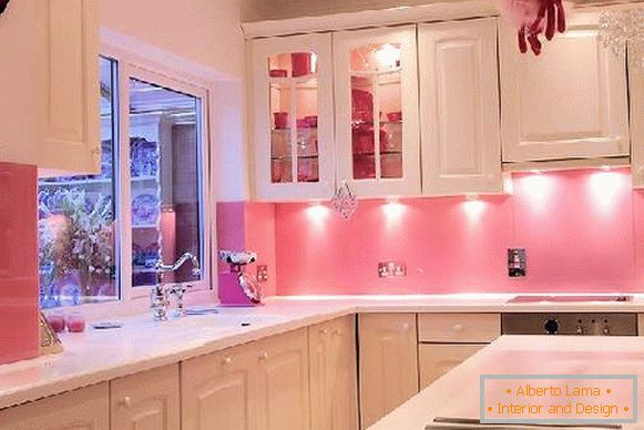 Cozinha com paredes rosa claro