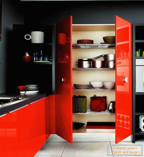 Paredes pretas e móveis vermelhos em design de cozinha
