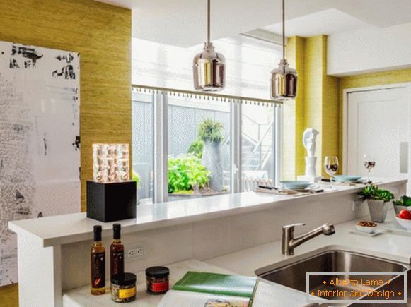 Cozinha com paredes amarelas texturizadas