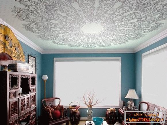 Projeto de uma sala com um teto de estiramento azul com uma foto impressa padrão 2016