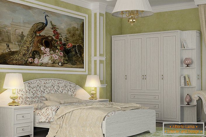 Uma elegante suite branca concebida para quarto em estilo campestre. Uma característica notável do interior é uma imagem grande.