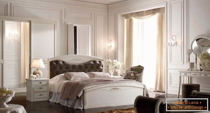 Para decorar o quarto em estilo Art Deco, foi utilizado mobiliário modular. Cama com uma cabeceira macia está no centro da composição.