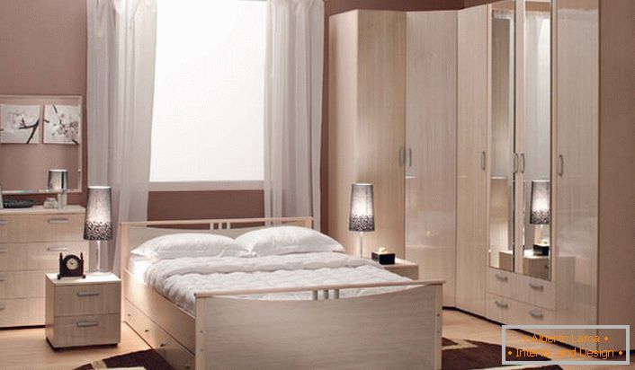 A mobília modular do quarto é a opção mais vantajosa para pequenos apartamentos urbanos.