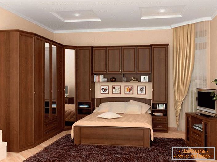 Uma solução prática para arranjo de quarto é uma suíte modular que funciona na cama. Economia de espaço eficaz.