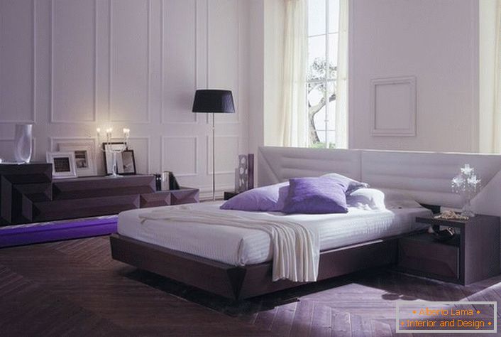 O quarto minimalista está mobiliado com móveis modulares. A luz corretamente selecionada torna a sala romântica e aconchegante.