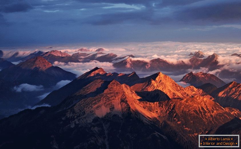 Montanhas alpinas nas nuvens