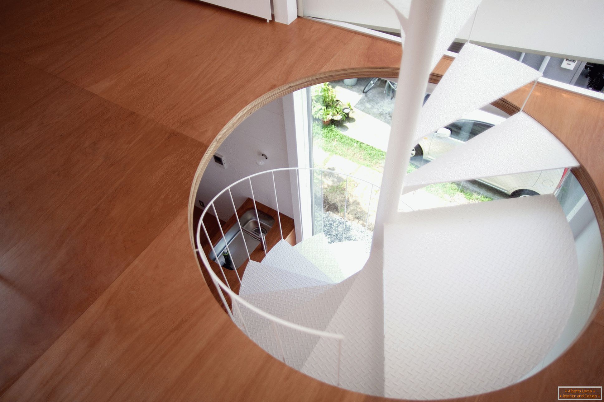 Escada em espiral em uma casa compacta