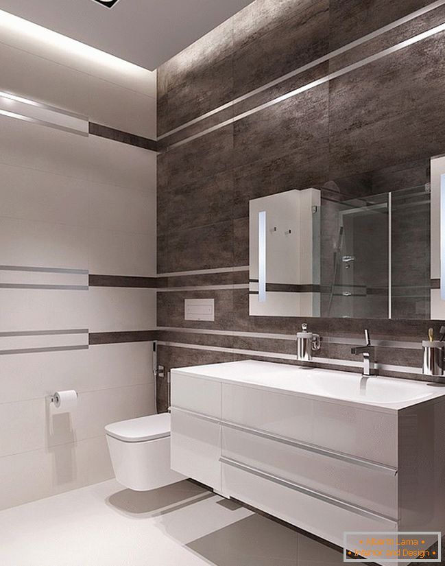 Interior de um banheiro estrito em um apartamento masculino