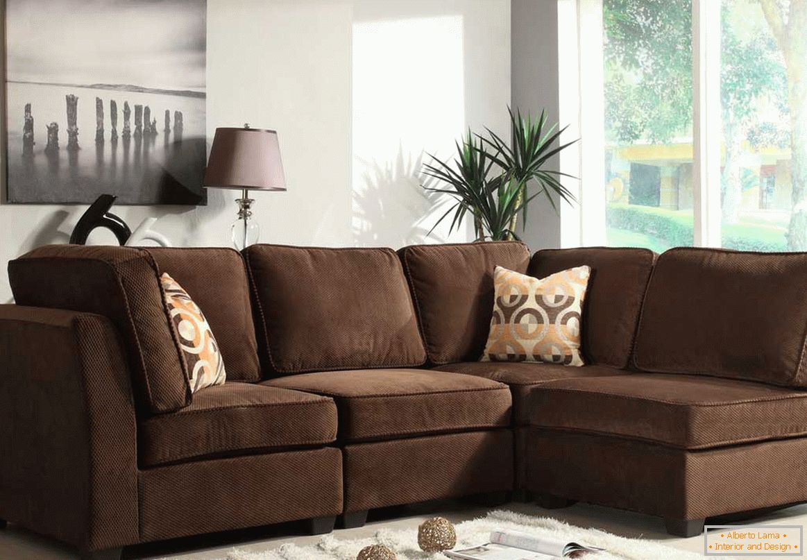 Um sofá de canto marrom simples