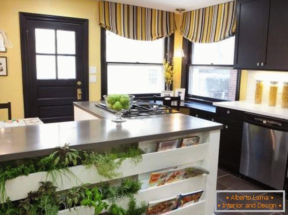 Design elegante de cortinas para a cozinha na cor amarela e marrom