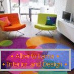 Interior com poltronas coloridas e carpete