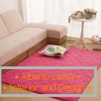 Tapete rosa perto de um sofá branco