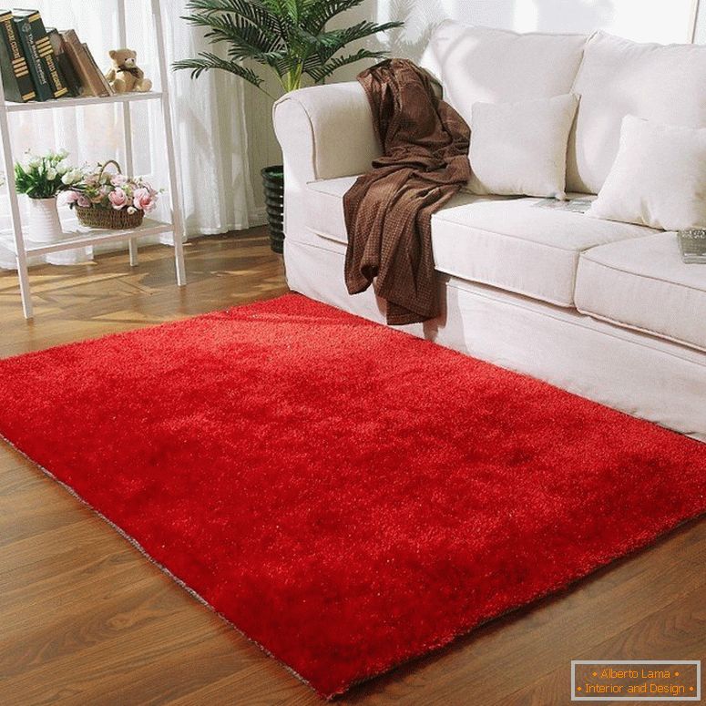 Tapete vermelho na frente de um sofá branco