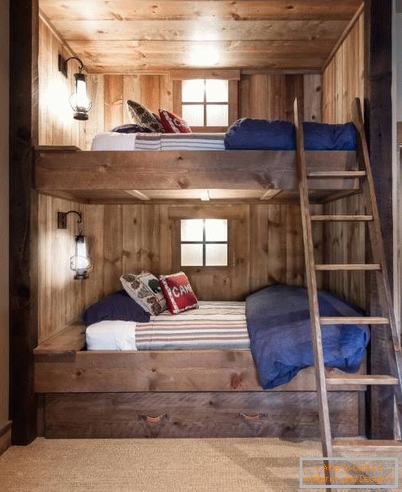 Cama aconchegante de dois andares feita de madeira