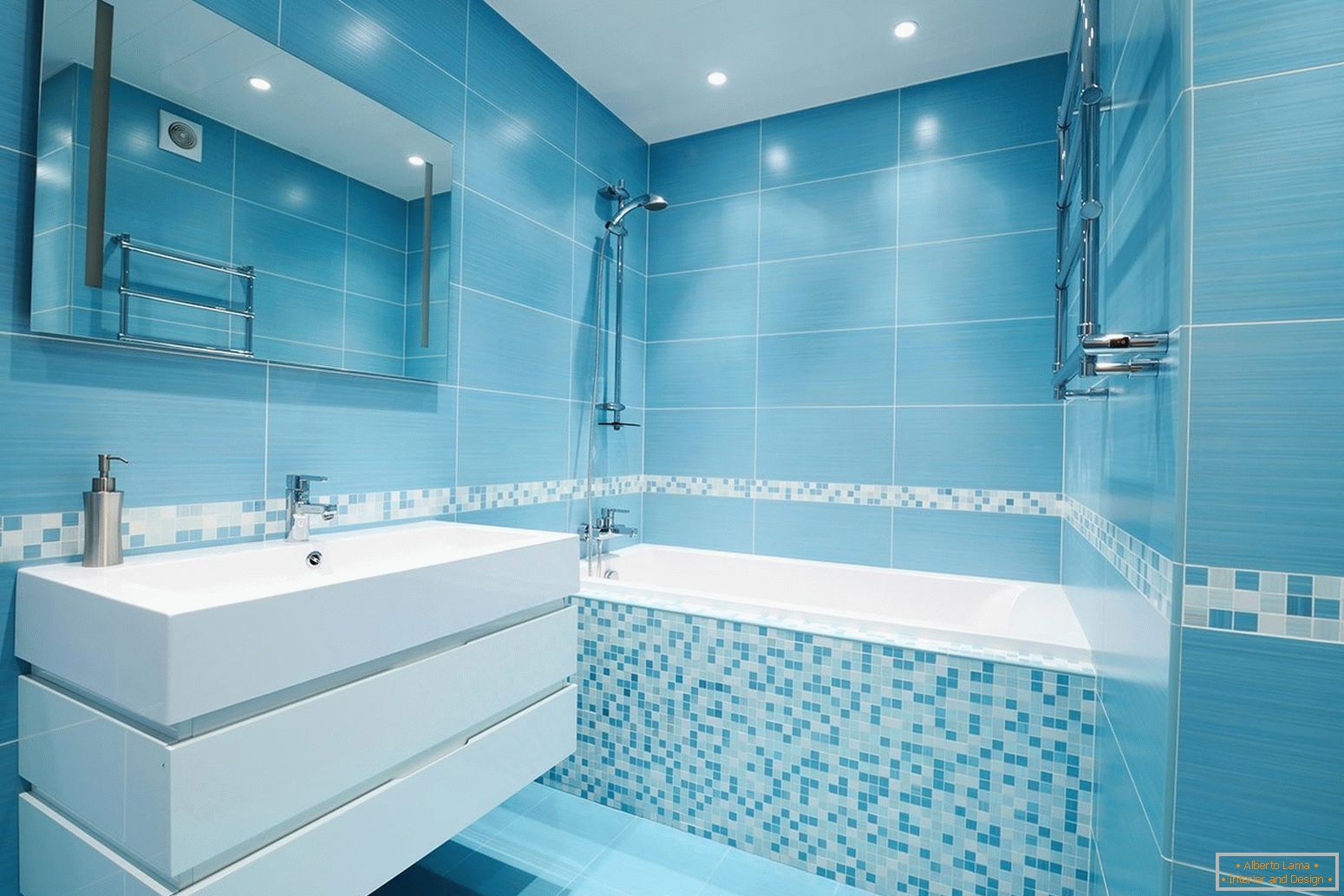 Azulejo azul no banheiro