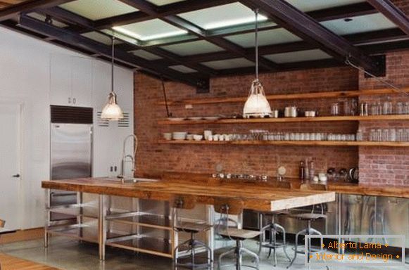 Cozinha estilo loft elegante com prateleiras abertas