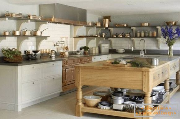 Prateleiras abertas de talheres de cobre em design de cozinha