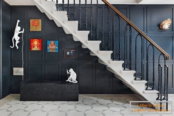 Escadas elegantes para o segundo andar de uma casa particular - foto no interior