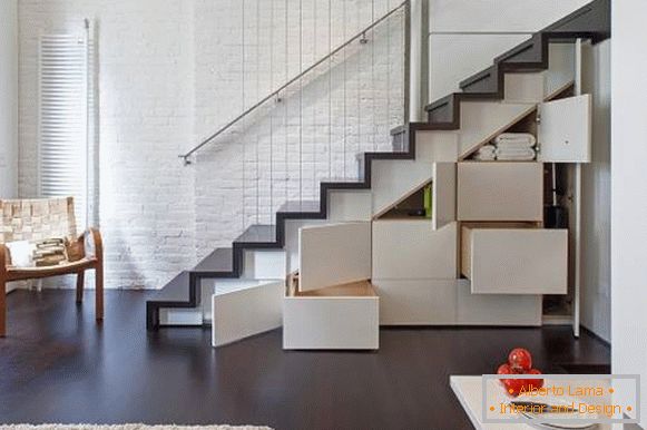 Gabinete de design sob as escadas para o segundo andar de uma casa particular - foto