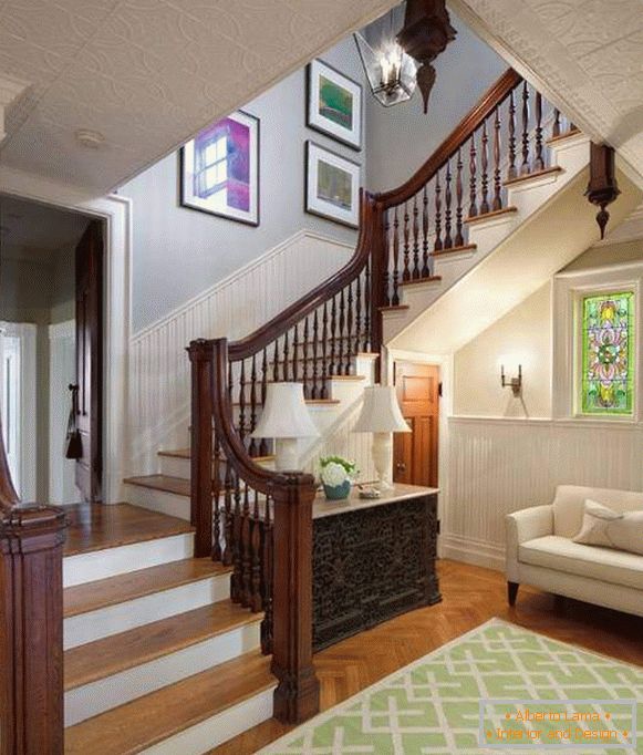 Escadas de acabamento na casa - foto com corrimão de madeira