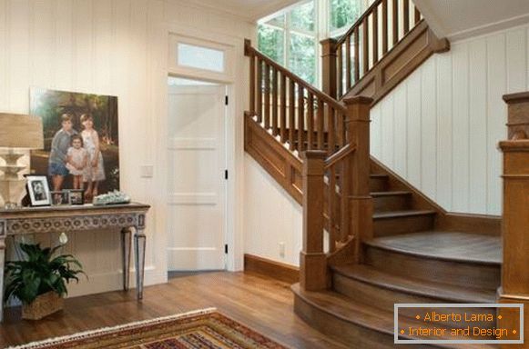 Hall com uma escada de madeira em uma casa particular - foto