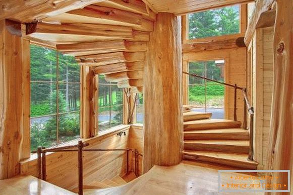 Design de uma escada de madeira em uma casa de madeira