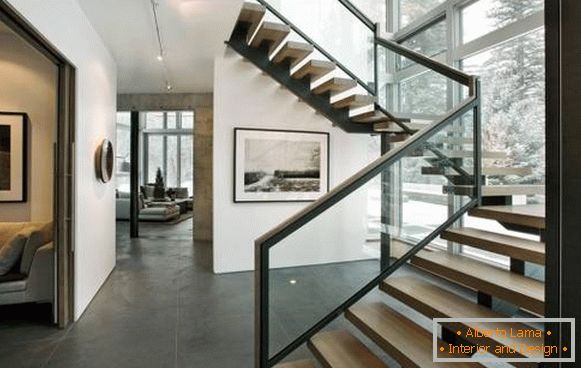 Escadas de metal na casa no segundo andar - foto