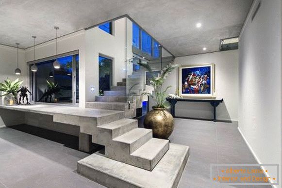 Casa moderna com uma escada de concreto para o segundo andar
