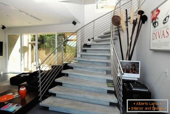 Bela escadaria de concreto no interior de uma casa privada