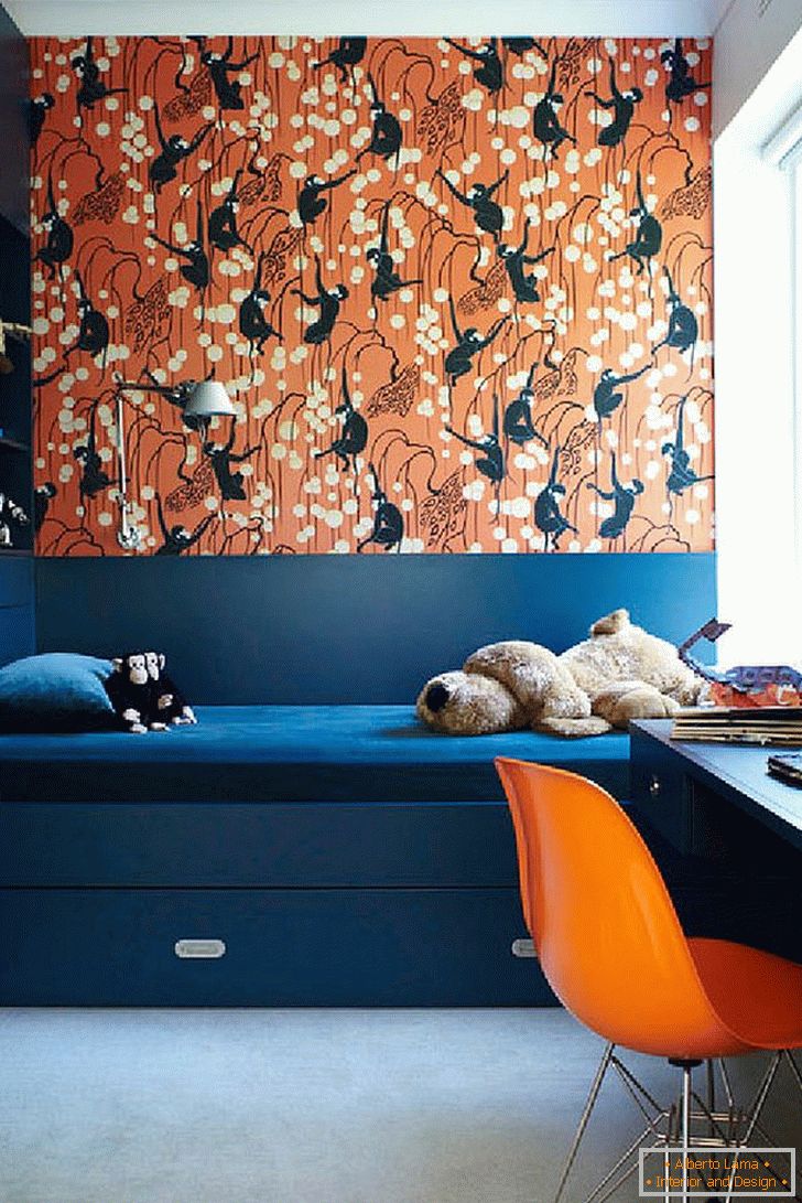 cama de rodízio-em-marinha-azul-e-deco-macacos-em-biscoito-por-de-gournay-papel de parede-para-a-vivaz-kids-room