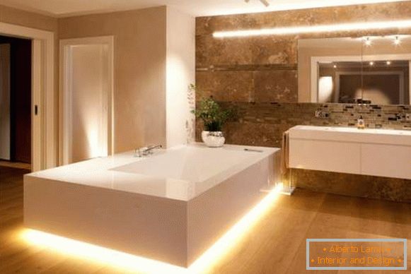 Design bonito do banheiro com retroiluminação LED embutida