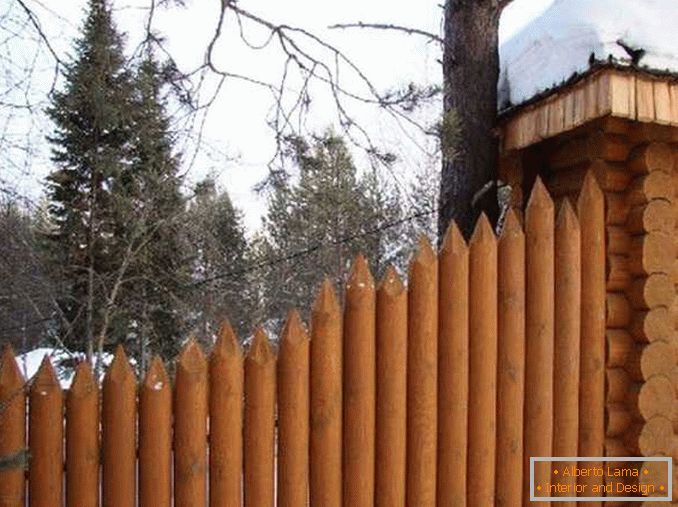 cercas de madeira para uma foto de casa particular