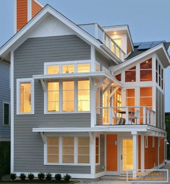 A fachada moderna de uma casa particular na cor cinza e laranja