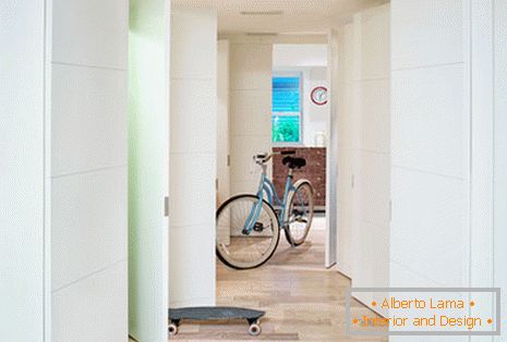 Bicicleta em um pequeno apartamento