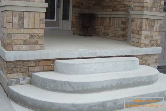 Degraus de concreto para a varanda de uma casa particular