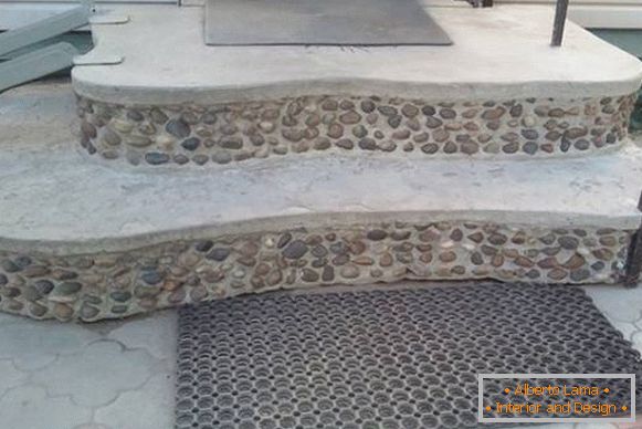 Alpendre de acabamento incomum feito de concreto com pequenos seixos