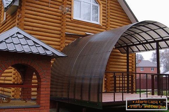 Um grande alpendre feito de policarbonato - uma foto de uma casa particular