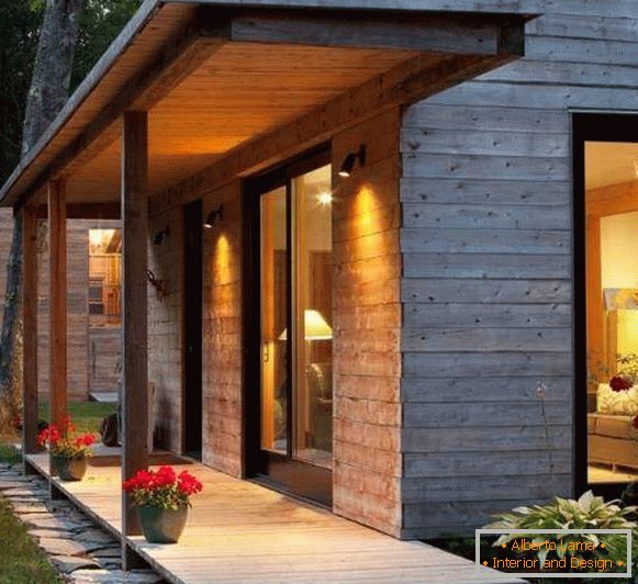 Uma pequena varanda de madeira para uma casa privada moderna
