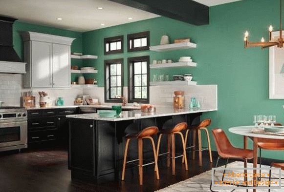 Pintando as paredes do apartamento com tinta verde - uma foto da cozinha e da sala de estar