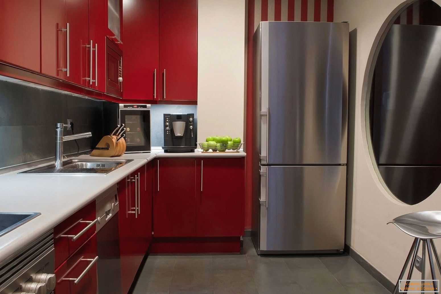 Assoalho cinzento na cozinha com mobília vermelha