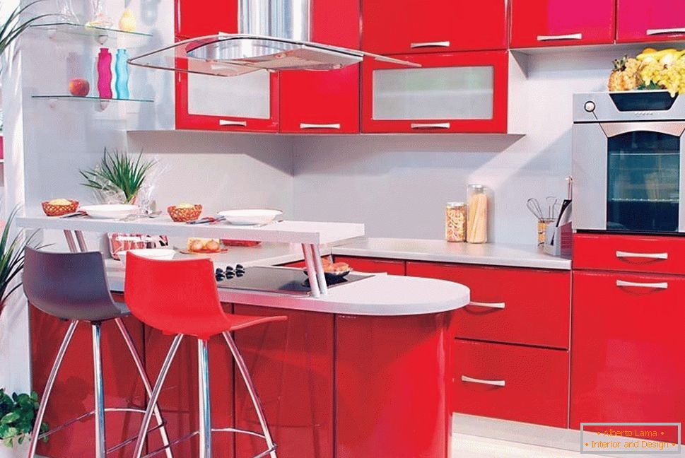 Móveis vermelhos na cozinha