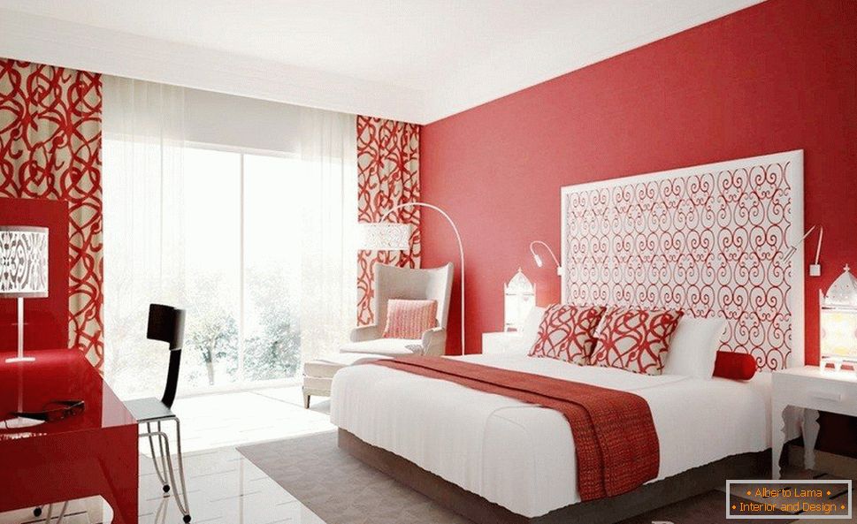 Móveis brancos em um quarto com paredes vermelhas