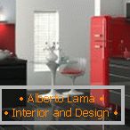 Geladeira vermelha e móveis cinza na cozinha