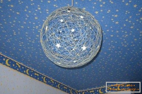 Idéias para decorar uma casa com suas próprias mãos - uma bola de tópicos como uma lâmpada