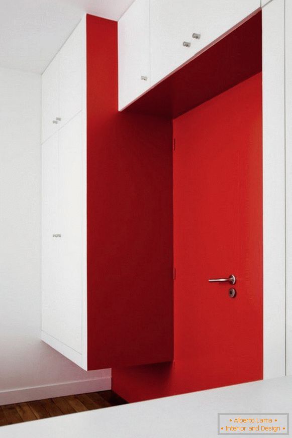 Interior criativo do apartamento na cor vermelha